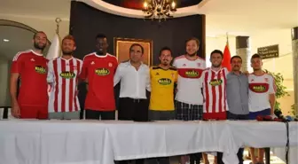 Sivasspor 7 Futbolcuyla Sözleşme İmzaladı