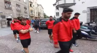 Bordo-mavili takım, kamp yaptığı Hall in Tirol kasabasını gezdi