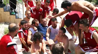 Roberto Carlos'u Havuza Attılar