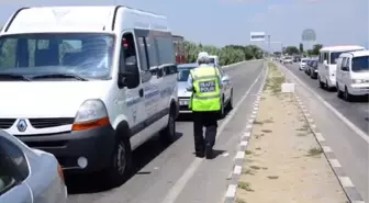 Trafik polisleri broşür dağıttı -