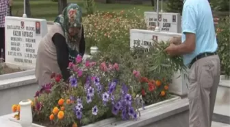 Şehitlikte Hüzünlü Bayramlaşma