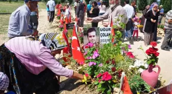 Soma'da Madenci Yakınları Şehitliğe Koştu (2)