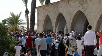 Hala Sultan Tekkesinde Yüzlerce Kişi Bayram Namazı Kıldı