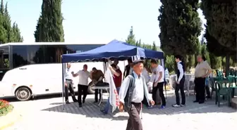 Maden şehitliğinde çocuklara ve ziyaretçilere hediye ve gül verdiler -