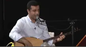 Selahattin Demirtaş, İMC TV'de Bağlama Çalıp Türkü Söyledi