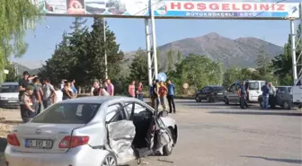 Otomobiller Kavşakta Çarpıştı: 1 Ölü, 9 Yaralı