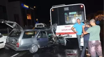 İzmir'de Trafik Kazası: 3 Yaralı