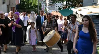 Tırdan Gelin Arabası İlgi Odağı Oldu