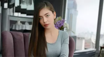 Ünlü Oyuncu Neslihan Atagül Yaz Ortasında Bot Giydi