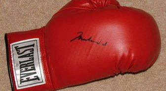 Muhammed Ali'nin Eldivenlerine 388 Bin Dolar