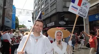 64 Ülkenin Elçileri İstiklal Caddesi'nde 'Dünya Barışı' İçin Yürüdü