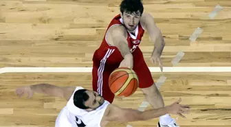 A Milli Basketbol Takımı'nda Birkan Batuk Sakatlandı