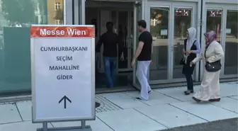 Avusturya'da Türk Vatandaşları Sandık Başına Gitti