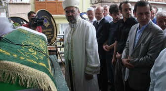 Başbakan Yardımcısı İşler, Hocasının Cenazesinde Göz Yaşlarına Hakim Olamadı
