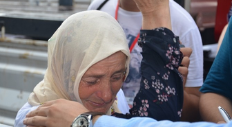 Mitingde Başbakana Ulaşamayan Kadının Gözyaşları