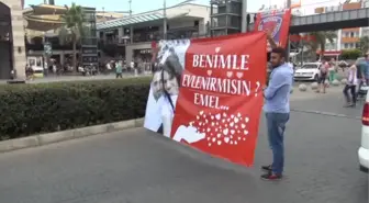 Sevgiliye Pankartlı Evlenme Teklifi