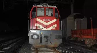 Tren, Midibüse Çarptı: 1 Ölü, 2 Yaralı