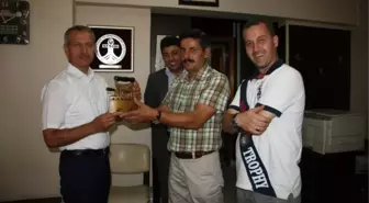 Başkan Dişli'ye 5 Bin İlmikle Dokunan Fotoğraflı Tablo Hediye Edildi