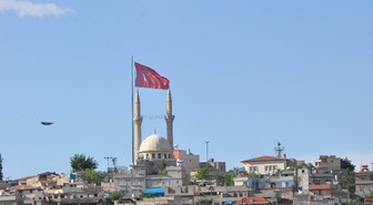 Bayrak ve Minarenin Ahengi Büyüledi