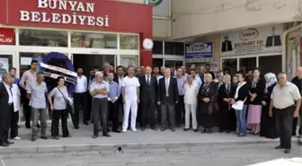 Kayseri Bünyan'da İşten Çıkarılan İşçiler İçin Siyah Çelenk