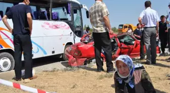 Akşehir'de Otomobil, Midibüsle Çarpıştı: 19 Yaralı