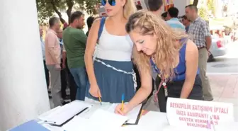 Beyaz Fil' Binası Önünde İnsan Zinciri