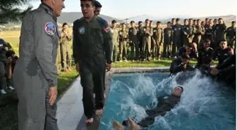 Orgeneral 'Genç Kartalları' Havuza Attı