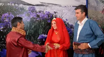 Hakkari'de Yöresel Kıyafetli Resmi Nikah