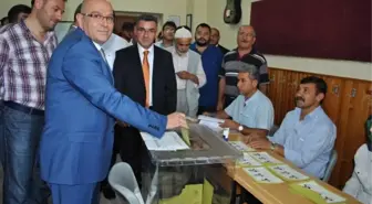 AK Parti İl Başkanı ile Milletvekilleri İsmail Tamer ve Pelin Gündeş Bakır Oylarını Kullandı