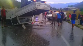 Çorum'da Kamyonet Otomobille Çarpıştı: 8 Yaralı