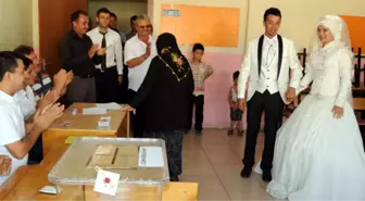 Gelinle Damat Düğünden Önce Sandığa Koştu