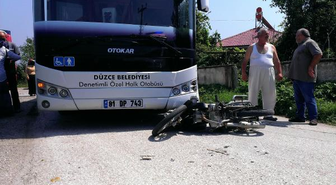 Otobüsün Altında Kalan Motosikletten Kurtuldu