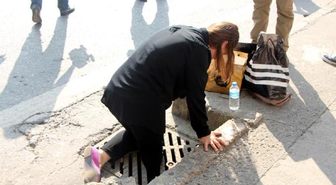 Bacağı Kırık Mazgala Sıkışan Genç Kadın Acı İçinde Yardım Bekledi