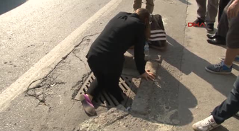 Kırık Parmaklığı Farkedemeyince Bacağı Mazgala Sıkıştı