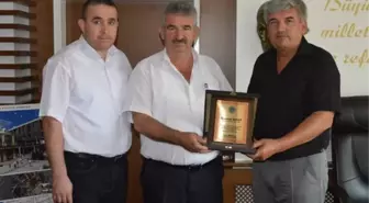 Kapaklı Belediye Başkanı Mandalı'dan Serat'a Plaketli Teşekkür