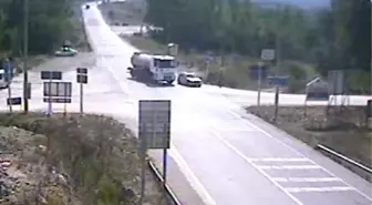 Bariyerlere Çarpan Otomobil Güvenlik Kamerasında