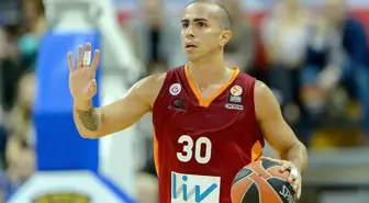 Carlos Arroyo Galatasaray Liv Hospital'da Devam Edecek