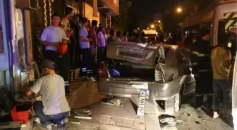 İzmit'te Minibüs Park Halindeki Otomobile Çarptı