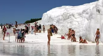 Pamukkale'ye Turist Akını