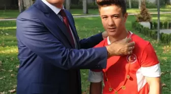 Bursa B. Belediye Başkanı Altepe'den Şampiyon Güreşçilere Altın Ödülü