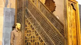 5 Bin 426 Parça Ağaçtan Çivisiz Olarak Yapılan Minber Göz Kamaştırıyor