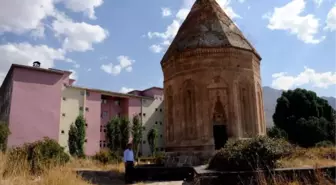 Halime Hatun Kümbeti'nın Silüetini Bozdular