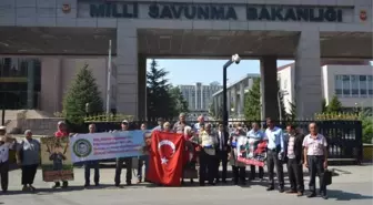 İntihar Ettiği İddia Edilen Askerlerin Aileleriden Bakanlık Önünde Eylem