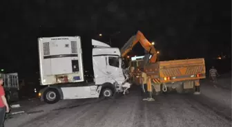 Şanlıurfa'da Bir Tır Kamyona Çarptı