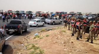 Mardin'de Çiftçiler, Traktörlerle İpek Yolunu Trafiğe Kapattı