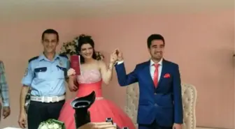 Nikah Şahidi Polisin Düğün Hediyesi Kelepçe