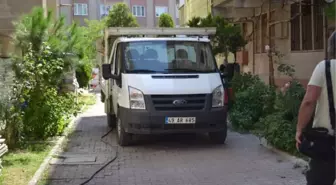 Geri Manevra Yapan Kamyonetin Altında Kaldı