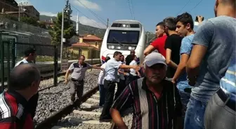 Sakarya'da Vatandaşlar Yüksek Hızlı Tren'i Durdurdu