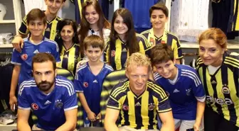 Dırk Kuyt ve Serdar Kesimal Taraftarlara İmza Dağıttı