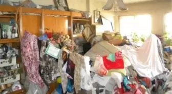 Burdur'da Evinde 5 Kamyon Çöp Biriktirdi